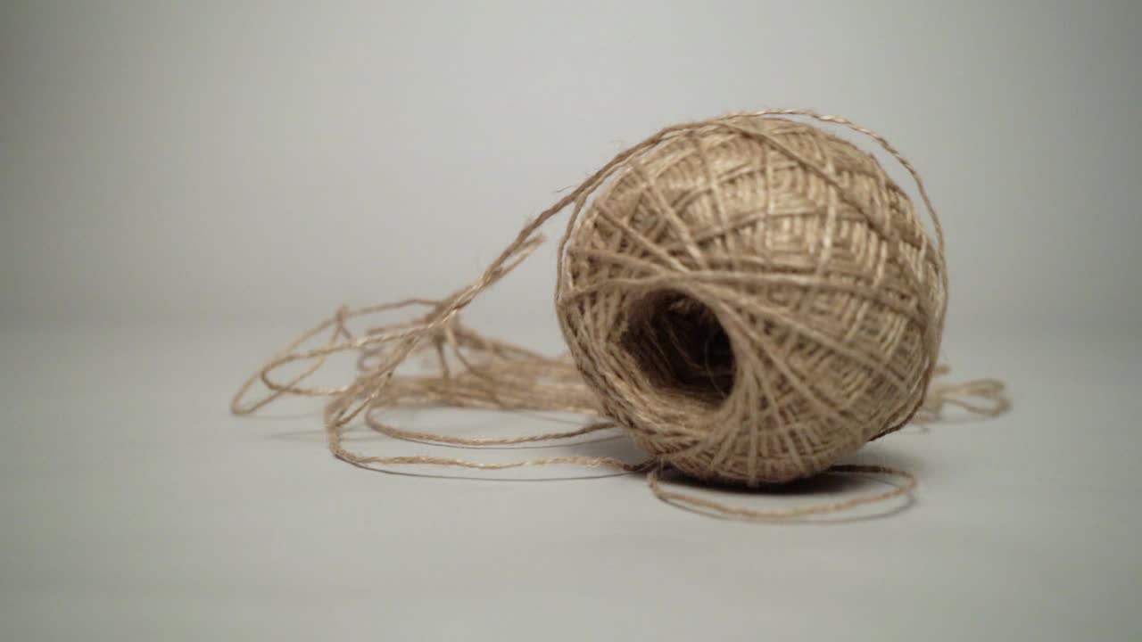 자연스러운 회색 배경으로 움직이는 조금 더 낯선 움직임 타래