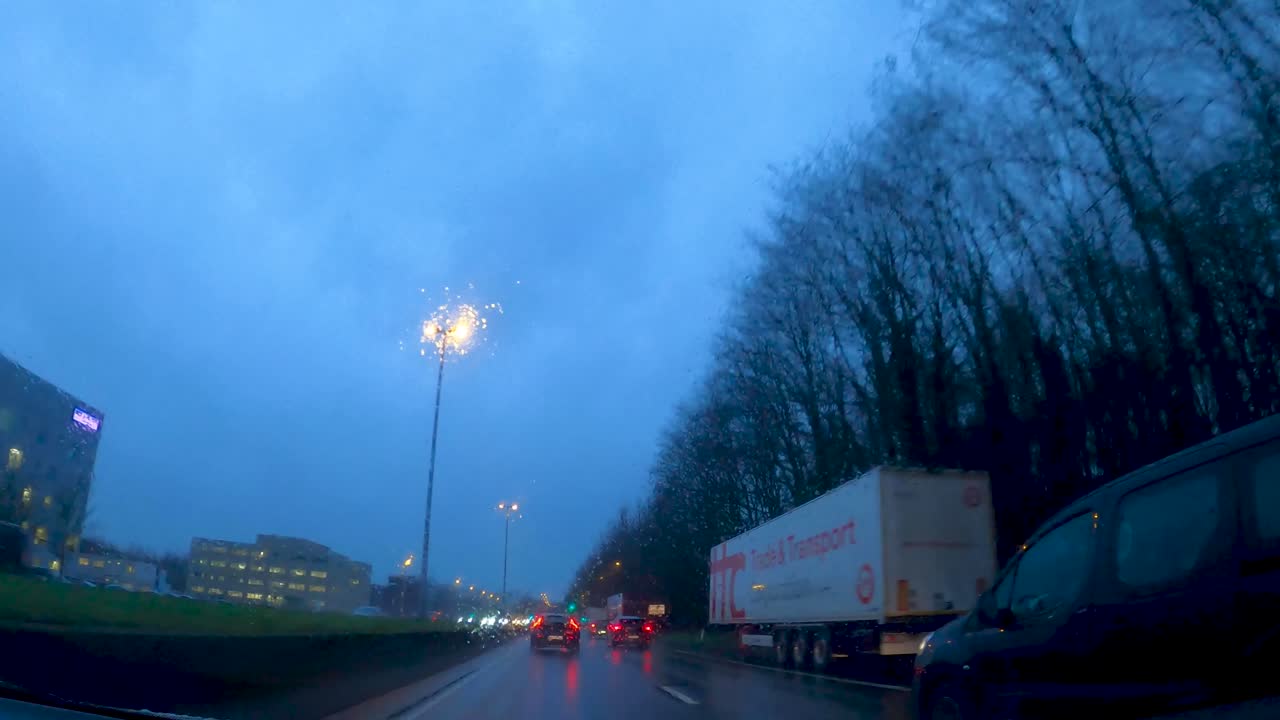 벨기에 루벤에 있는 상징적인 imec 타워의 pov 자동차 보기