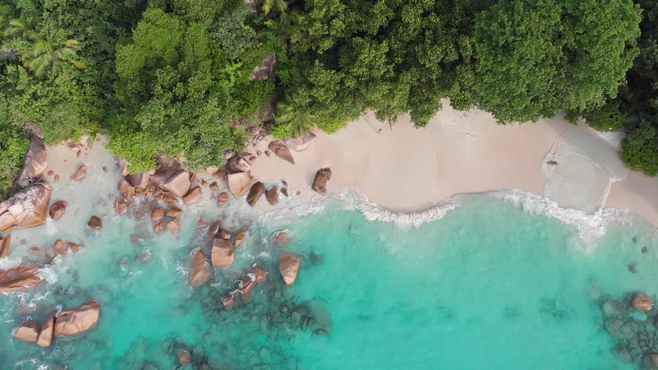 Pemandangan udara pantai-pantai terindah dan perairan pirus di Seychelles.