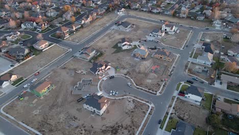 zona de obra nueva cerca de viviendas suburbanas. - aéreo