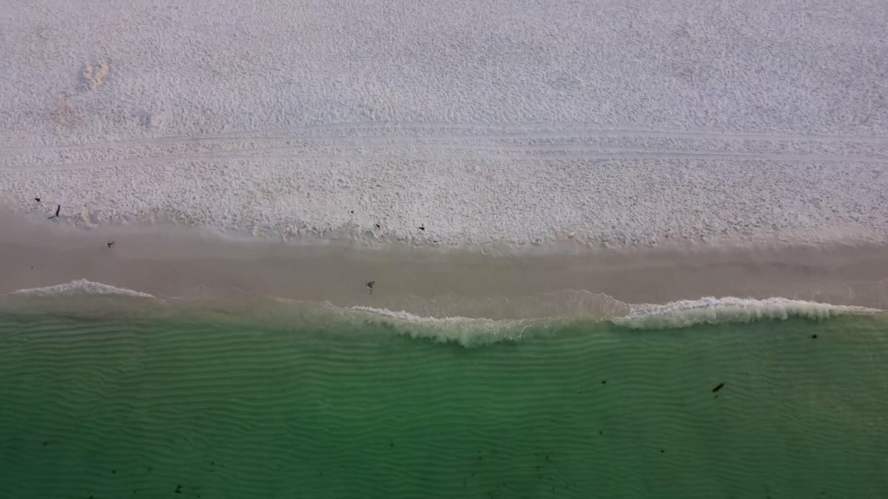 플로리다의 데스틴 포트 월턴 비치에서 아침에 빈 해변과 함께 오칼루사 섬