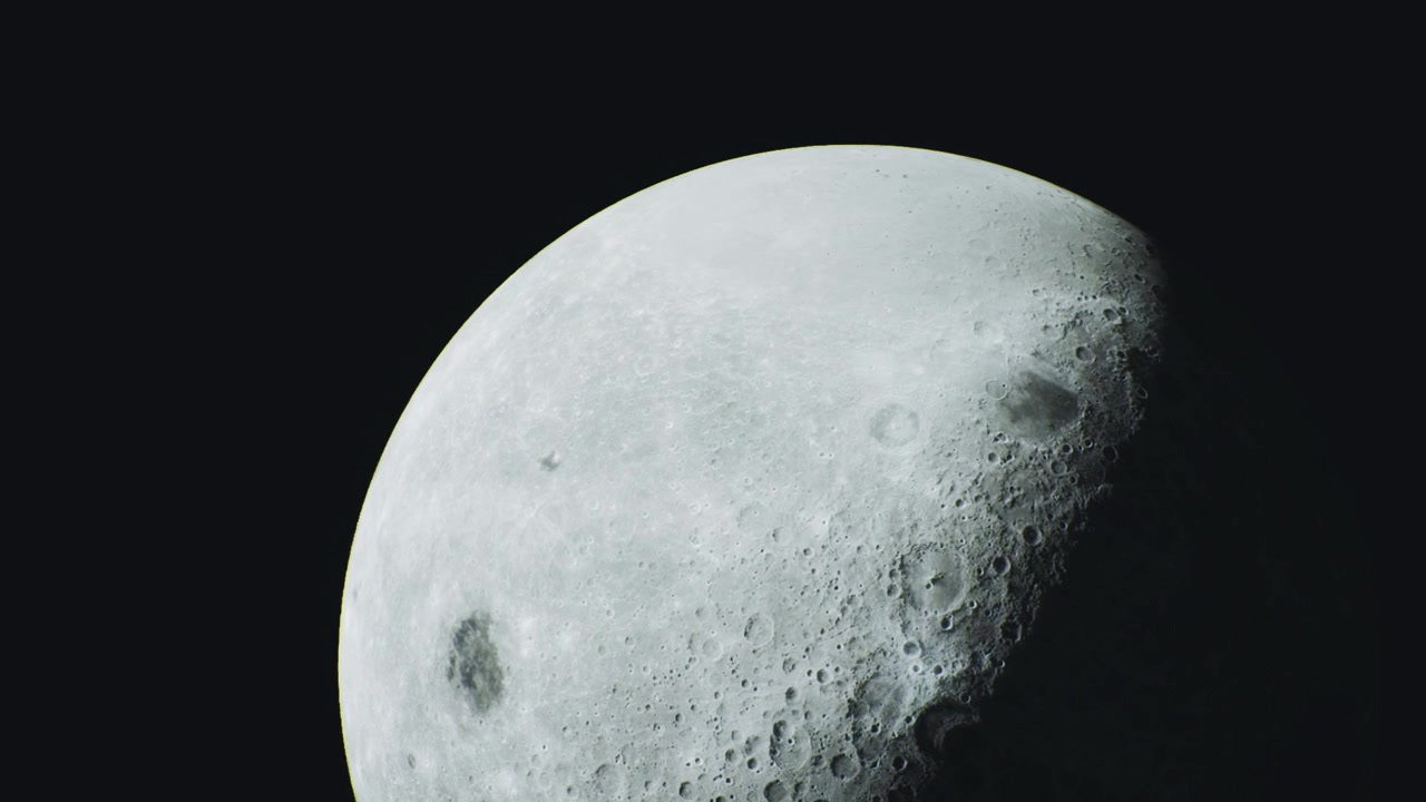 Vista encantadora de la luna mostrando sus cráteres y detalles de la superficie por la noche