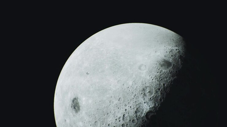Vista encantadora da lua exibindo suas crateras e detalhes da superfície à noite