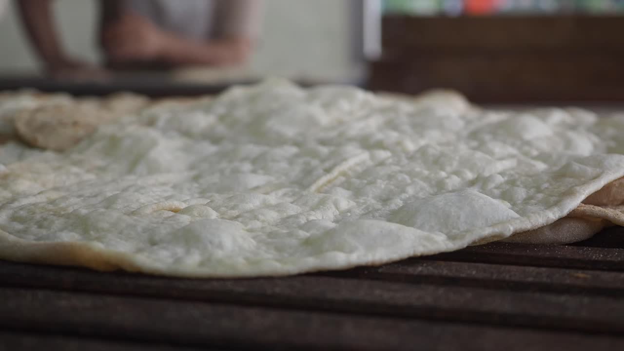 pan plano recién horneado