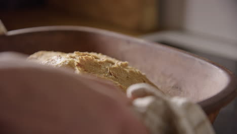 Backen---Frisch-Gebackenes-Sauerteigbrot,-Zeitlupen-Nahaufnahme