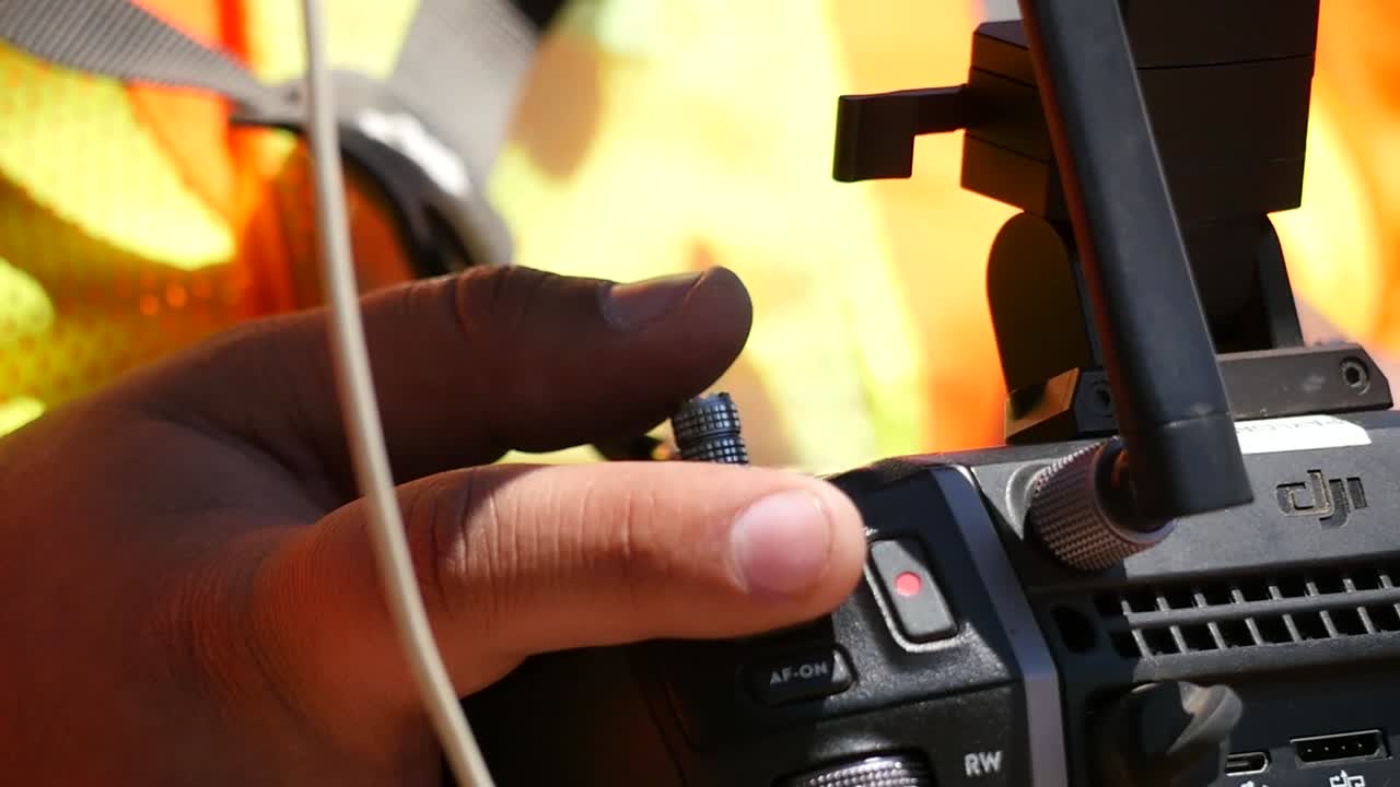 드론 조종사가 리모컨을 작동시키고 있습니다.
