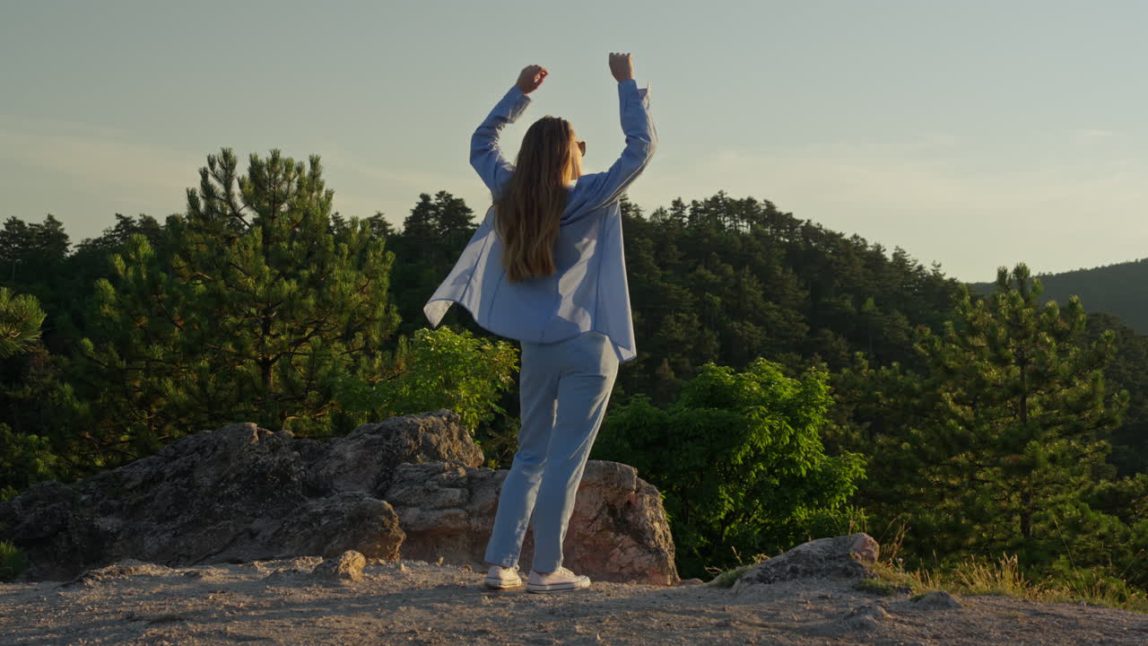 mujer joven calmándose en la naturaleza