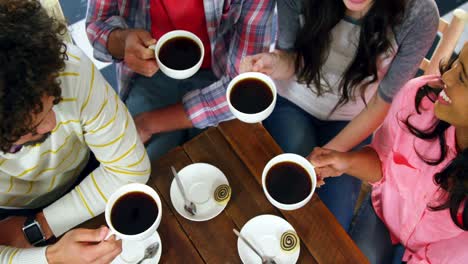 Gruppe-Von-Freunden,-Die-Eine-Tasse-Kaffee-Toasten