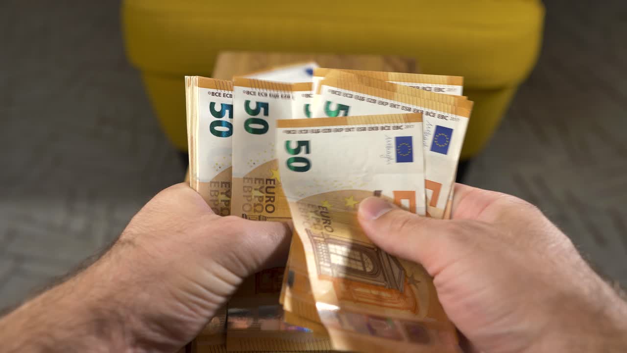 manos contando nuevos billetes de cincuenta euros, pila de dinero en segundo plano, cerrar