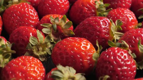 Un-Montón-De-Fresas-Rojas-Y-Maduras-Girando,-Primer-Plano