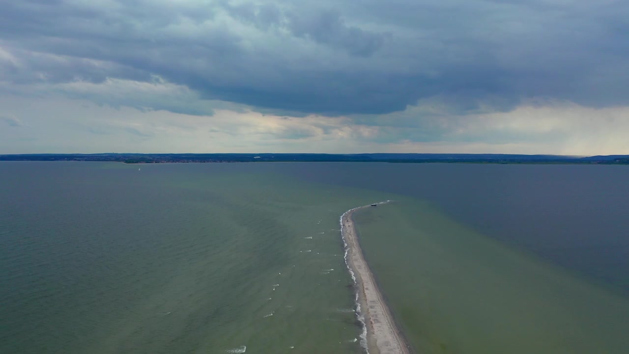 Riprese drone di una stretta barra di sabbia che si estende attraverso la Baia di Puck. Il clima estivo evidenzia la bellezza incontaminata di Rybitwia Mielizna nella regione della Baia di Danzica.