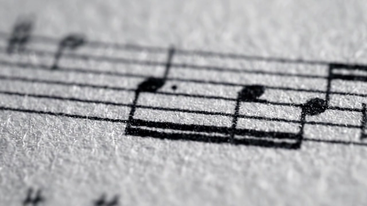 Una vista ravvicinata intricata della notazione musicale, che cattura elementi melodici e la loro rappresentazione artistica su uno spartito.