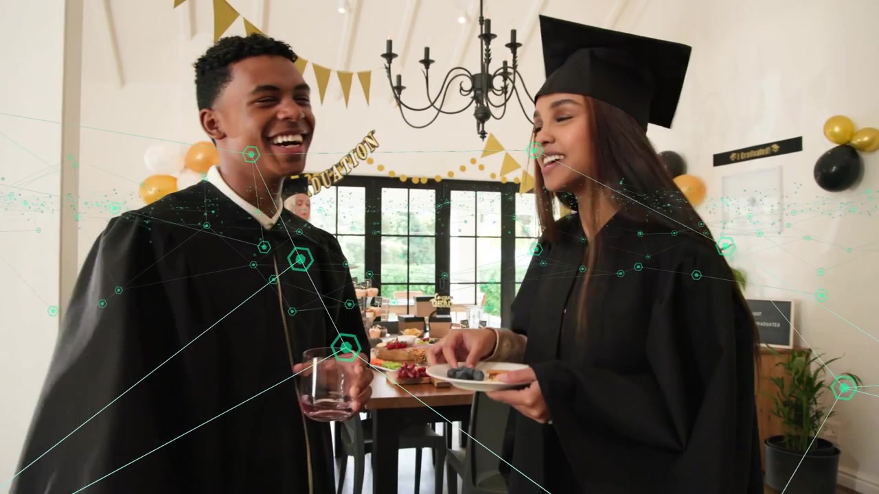 Laureata che offre cibo, laureato che lancia il tocco, sorseggiando un bicchiere, festeggiando la laurea.