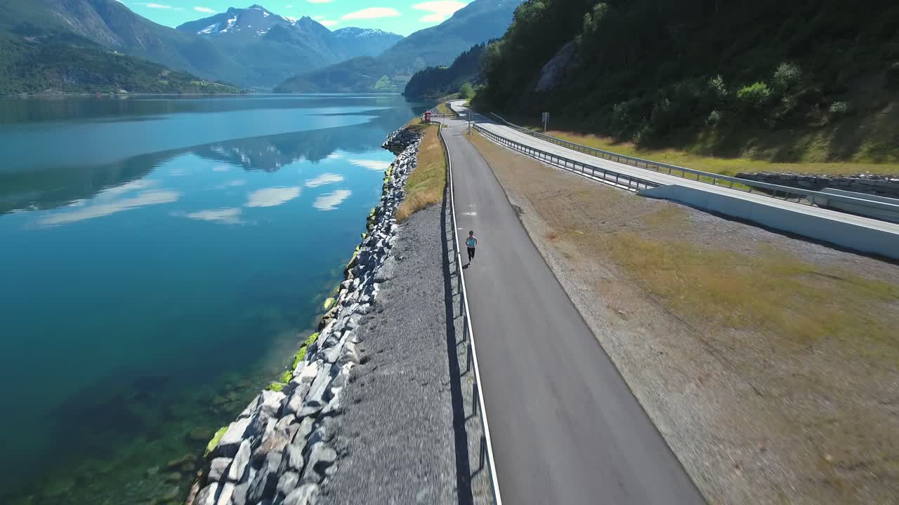 야외에서 조 ⁇ 을 하는 여자