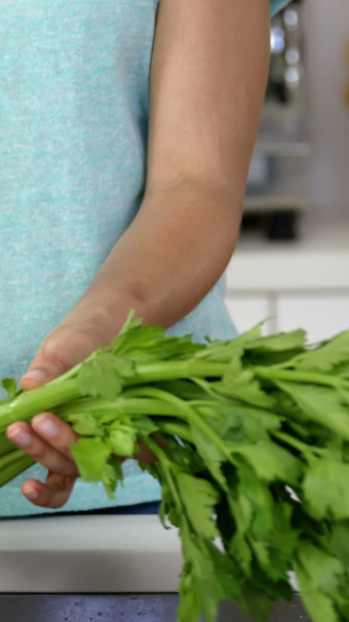 pareja limpiando verduras