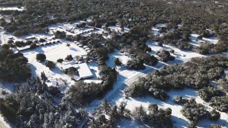 Luftdrohnenaufnahme-Von-Odemwald,-Golanhöhen,-Israel-Mit-Schneebedecktem-Boden-Auf-Einer-Kalten-Winterlandschaft-In-Der-Ländlichen-Landschaft