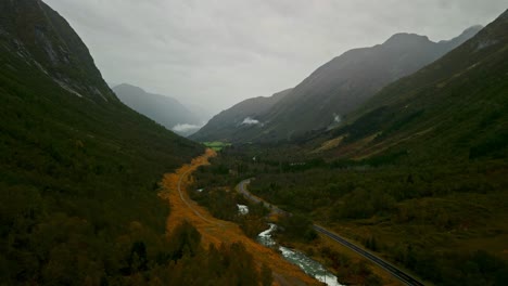 Drone-Vuela-A-Través-De-Un-Valle-Con-Vistas-Al-Campo-Noruego-Y-A-Un-Pequeño-Arroyo