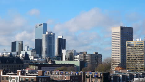 Timelapse-De-Movimiento-De-Nubes-En-El-Cielo-Azul-Sobre-Edificios-De-La-Ciudad-En-Rotterdam,-Países-Bajos