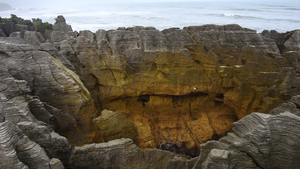 un día de lluvia salvaje en las rocas de panqueque, punakaiki