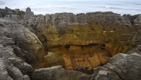 Wild-rainy-day-at-the-Pancake-Rocks,-Punakaiki