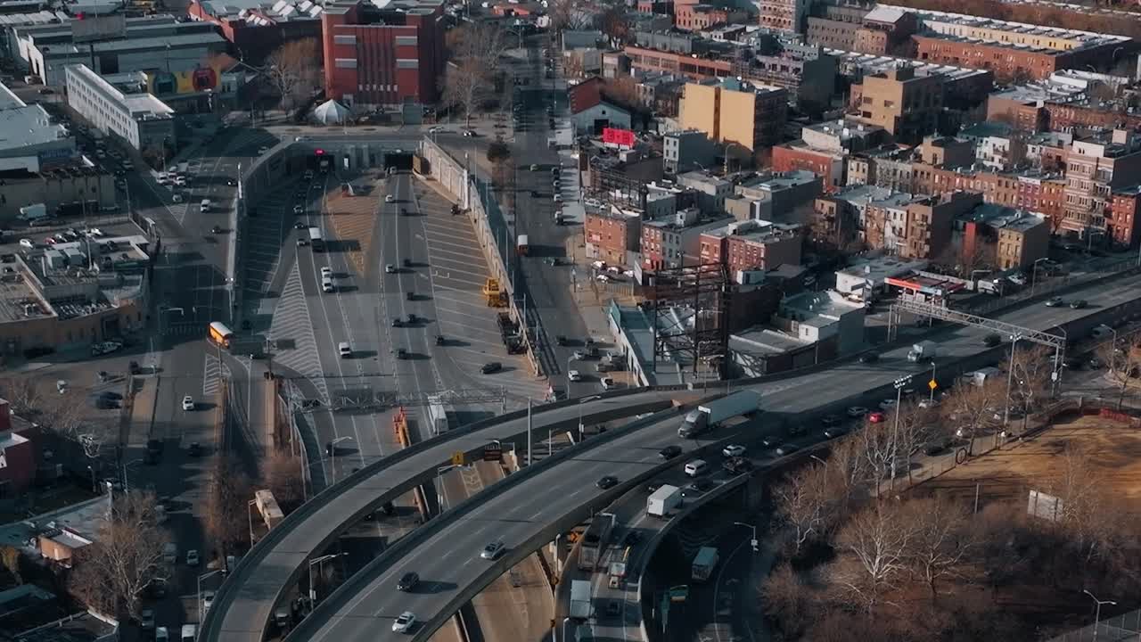 Provoz na dálnicích v New Yorku s budovami a nákladním přístavem