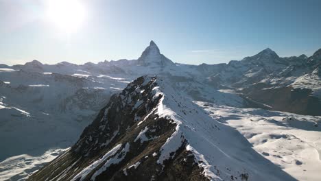 Unglaubliche-Luftaufnahme-Der-Verschneiten-Bergkette