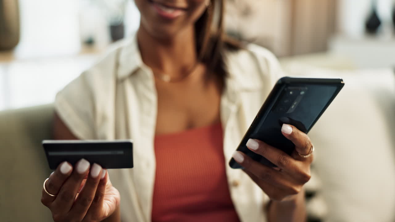 manos, tarjeta de crédito y teléfono para un primer plano