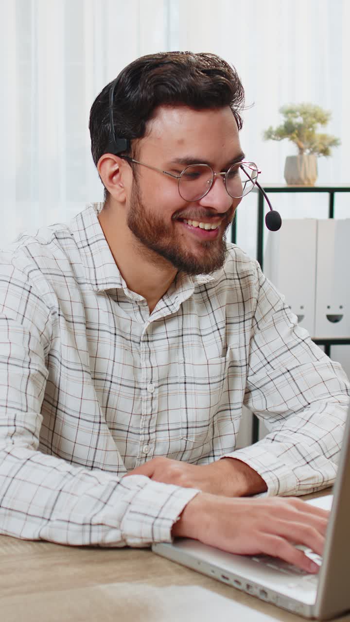 hombre de negocios indio que usa auriculares trabajador independiente centro de llamadas o operador de servicio de apoyo línea de ayuda