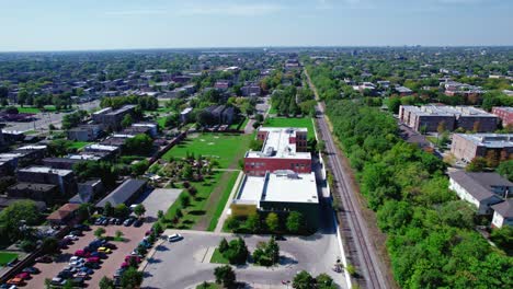 Edificio-De-Cuidado-De-Crianza-Aéreo-En-órbita-En-El-Oeste-De-Chicago-Servicios-De-Apoyo-Para-Toda-La-Familia,-Padres-Adolescentes-Y-Familias-De-Bajos-Ingresos