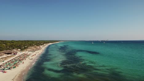 vista asombrosa en 4k de la famosa playa de es trenc en el sur de mallorca, españa