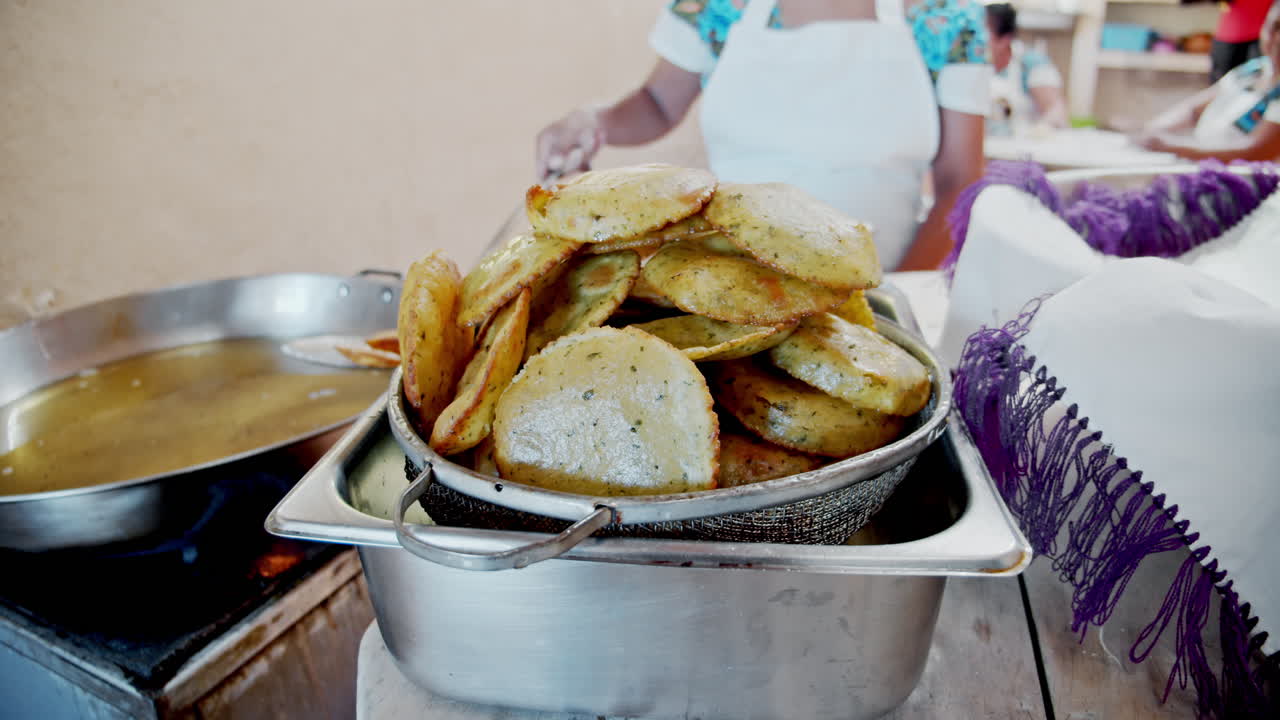 toma en cámara lenta de tortillias que se preparan en la parte de atrás de la cocina, quintana roo, méxico