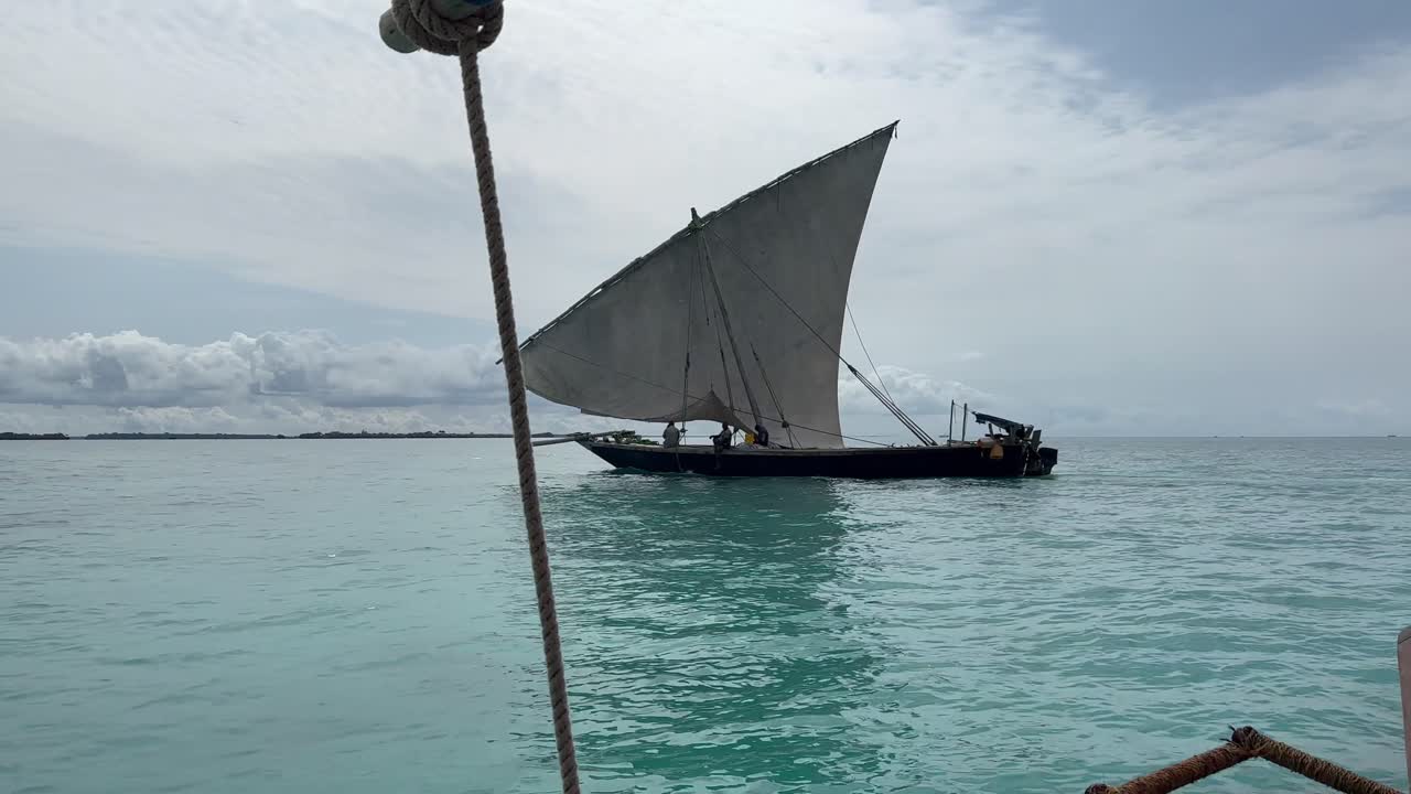 Perinteinen sansibarilainen dhow-vene purjehtimassa Sansibarin vesillä Tansaniassa