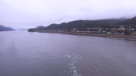 Pequeña-Ciudad-De-Alaska-Vista-Desde-Un-Barco-Que-Pasa