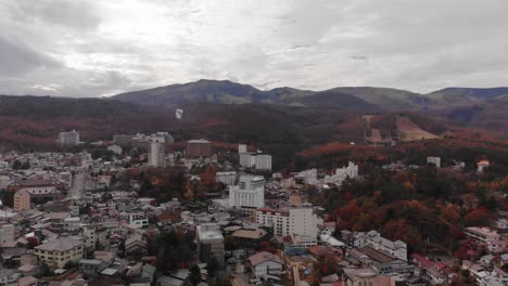 vuelo aéreo sobre la ciudad onsen japonesa kusatsu onsen en un día nublado