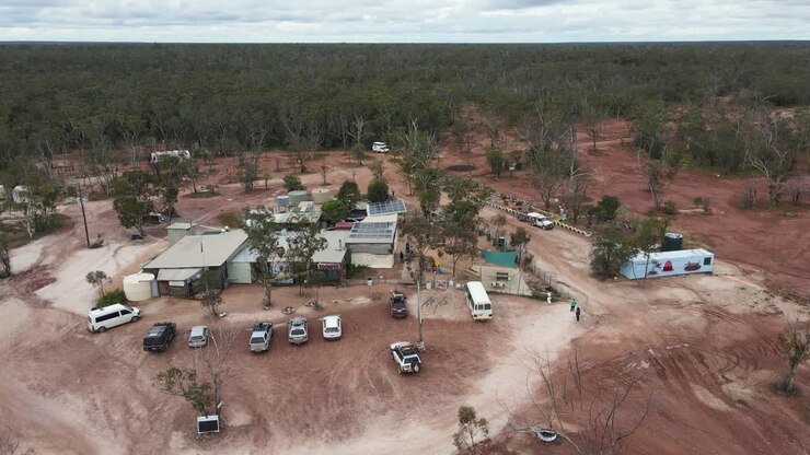 Højt luftfoto af en gammel opalgravningspub i den australske outback i en lille mineby i verdens opalhovedstad, Lightning Ridge