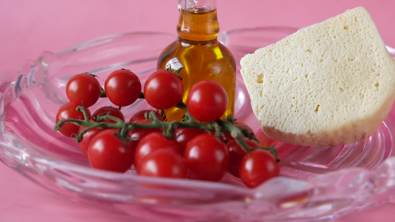 сыр, помидоры и оливковое масло