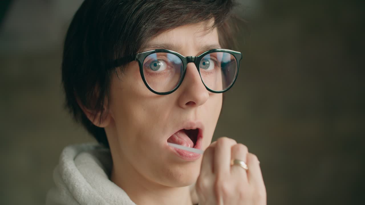 covid-19 신속 항원 테스트를 수행하기 위해 샘플을 수집하는 뺨을 닦는 여성