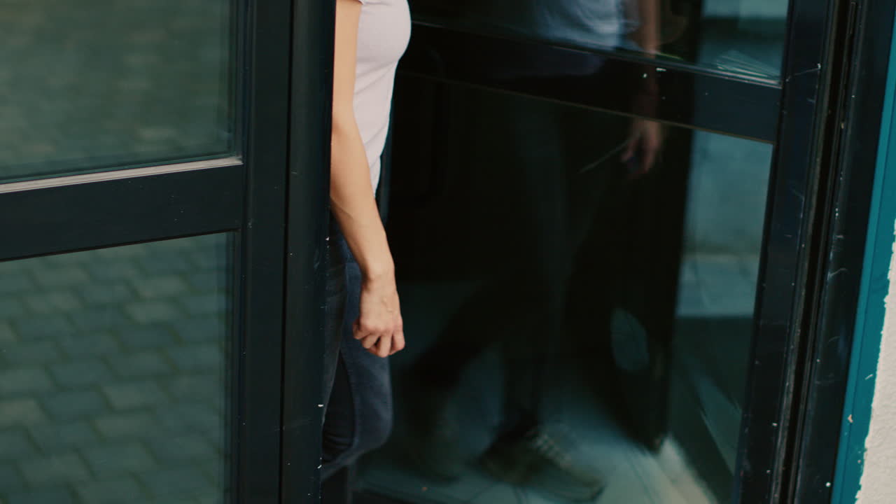 A person receiving a food delivery