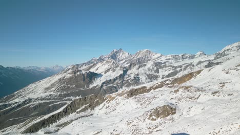 Espectacular-Vista-Aérea-De-Las-Montañas-Alpinas-En-Invierno