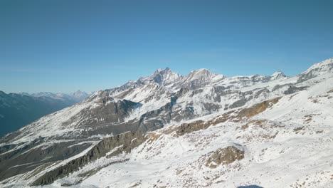 espectacular vista aérea de las montañas alpinas en invierno