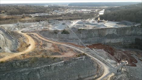 Paso-Elevado-De-Cantera-De-Roca-En-Clarksville,-Tennessee,-En-El-Río-Cumberland