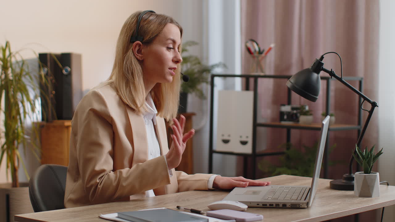 mujer de negocios que trabaja en una computadora portátil con auriculares centro de llamadas servicio de apoyo operador de oficina línea de ayuda
