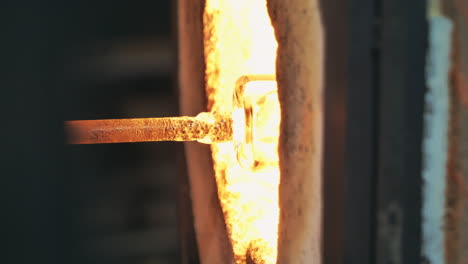 primer plano de vidrio en punty que se gira en el horno