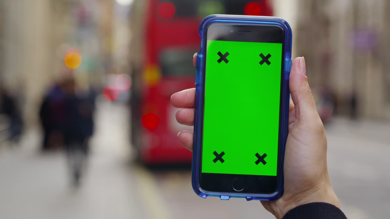 pantalla verde de la llave de croma del teléfono celular con la mano