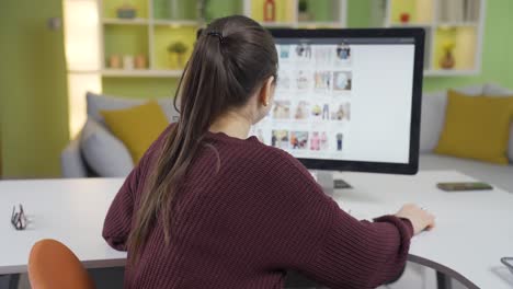 una mujer está comprando en tiendas de internet en línea desde su computadora de casa.