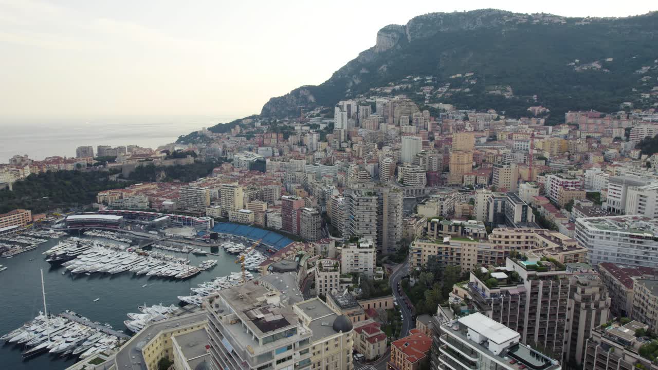 유명한 유럽 국가인 모나코, 해가 지는 공중 드론 풍경