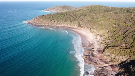 Vista-Panorámica-Del-Promontorio-Y-La-Playa-En-Noosa-Shire,-Queensland,-Australia---Disparo-De-Drone