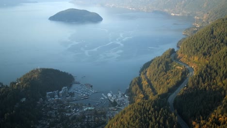 Vista-Aérea-De-Horseshoe-Bay,-BC-Y-La-Autopista-Sea-To-Sky---Día-Soleado