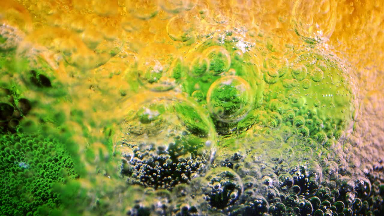 burbujas en aceite y agua con tinta detrás del vidrio