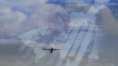 animación del procesamiento de datos sobre el avión, el mapa del mundo y las manos del hombre escribiendo en el teclado